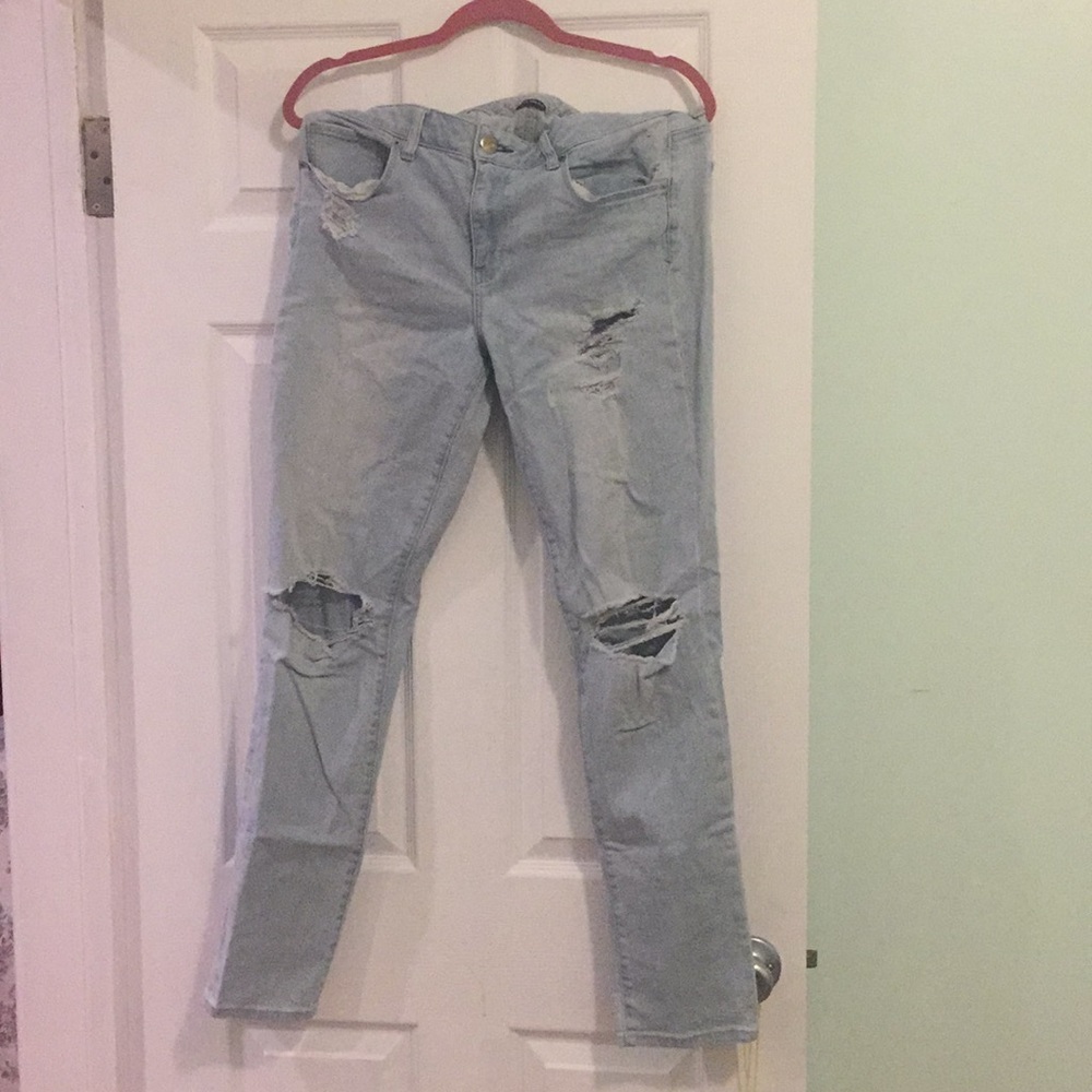 Light Wash Ripped Stretch Jeans